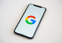 Mó fita, tá ligado? O Google Tradutor agora tá tipo um cria raiz no iPhone, virou app padrão!